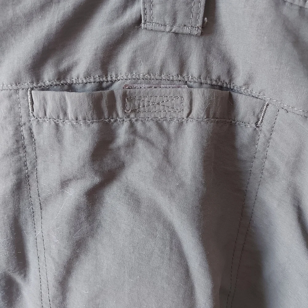 *Wranglers Olive Green Cargo Nylon Outdoor Men's Flat Front Shorts. Size 42
